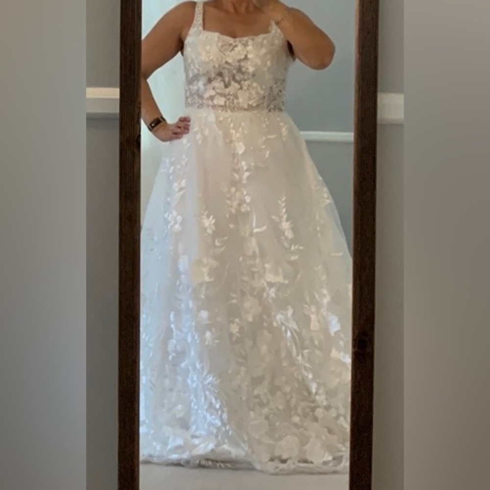 Wedding gown w/ beautiful floral embroidered tulle overlay & full skirt - Picture 11 of 16